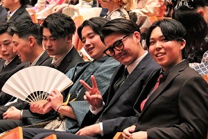開会前に笑顔を見せる男性3人の様子