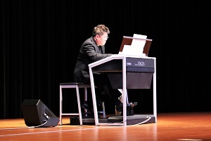 はなむけの演奏をする交流大使の橘光一さん