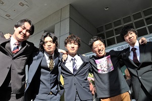 肩を組む男性5人の記念写真