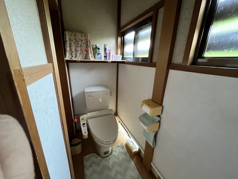 洋式トイレ。男性用便器もあります。の写真