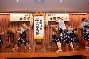 御実城太鼓保存会による大迫力の演奏