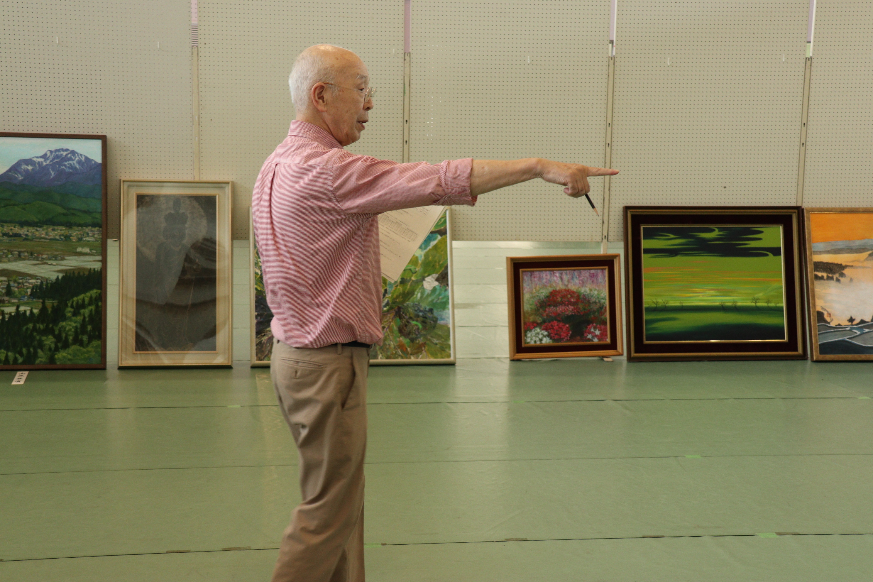 絵画部門の審査風景の画像