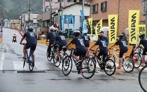 自転車に乗る林市長