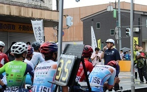 あいさつする林市長