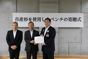 寄贈式の集合写真