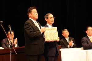 松井利夫さん表彰の様子