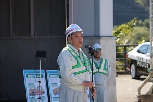 あいさつする林市長