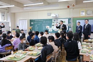 児童たちに話をする林市長