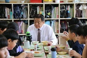 給食を食べる様子
