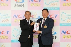 目録を受け取る林市長