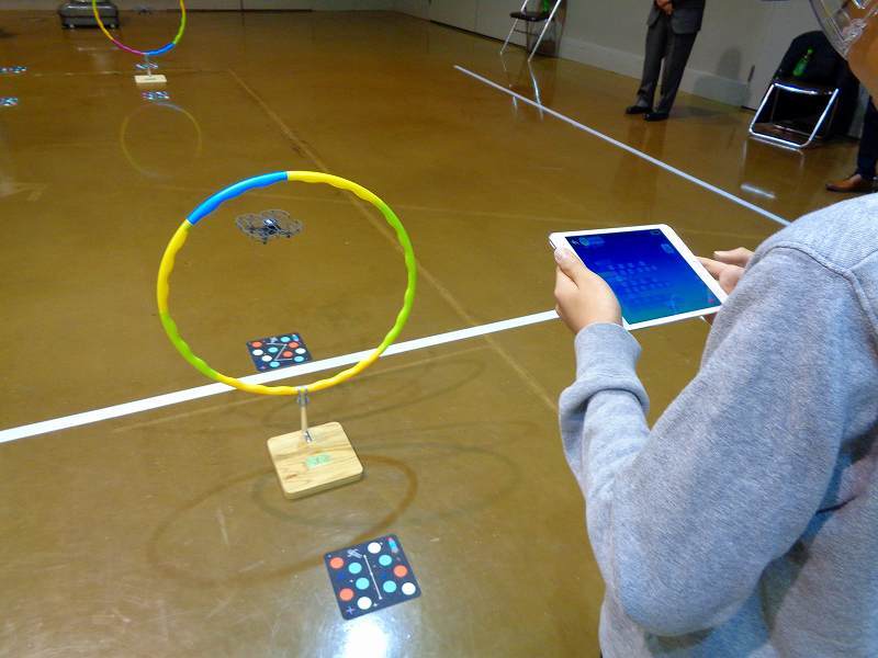 ドローンがフラフープを通り抜けている様子