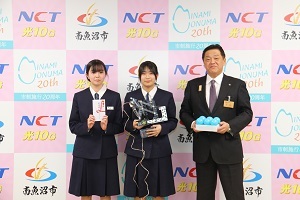 塩沢中学校CSの2名の中学生と林市長の集合写真