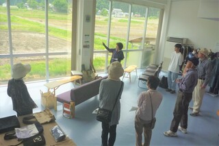 講師から説明を受けている写真