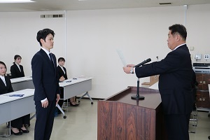 林市長が新採用職員に辞令書を手渡しする様子