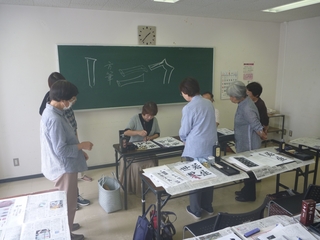 講師が手本を書いている写真