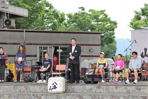 開会式であいさつをする林市長
