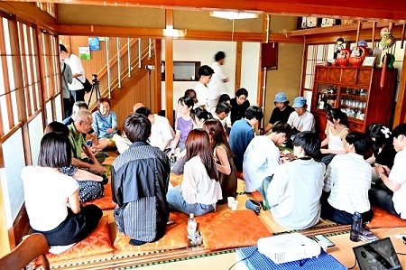 活用案について、一般学生と地域住民、地元工務店と意見交換する様子