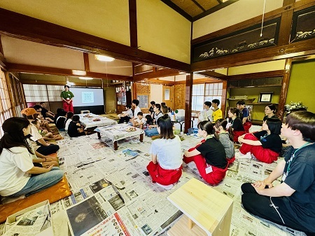 ワークショップの説明を受けている地元住民