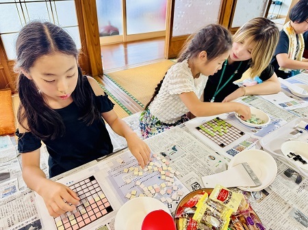 子どもたちと一緒にタイルづくりをしている様子