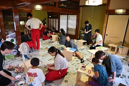 学生たちが地元住民と家具作りをしている様子
