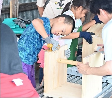 家具作りをする子ども
