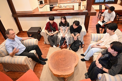 カール・ベンクスさんの話を聞いている学生たち