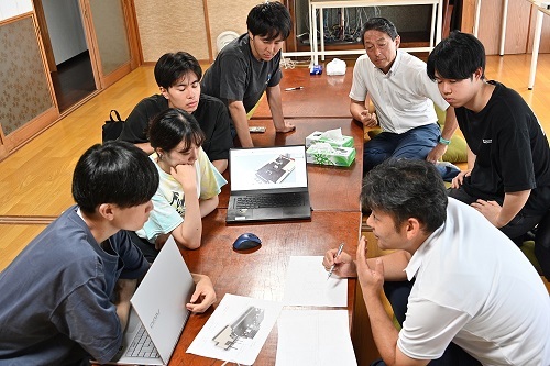 地元工務店の大工と相談している様子