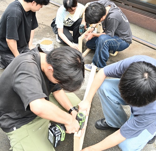 ドリルで穴を開ける様子