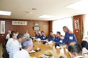 外山病院管理者が話をする様子