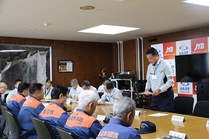 報告を行う様子