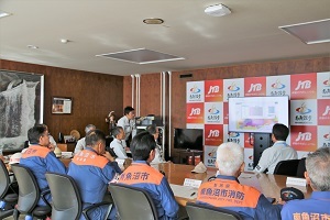 災害情報を確認する様子