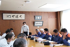 総務部長が話をする様子