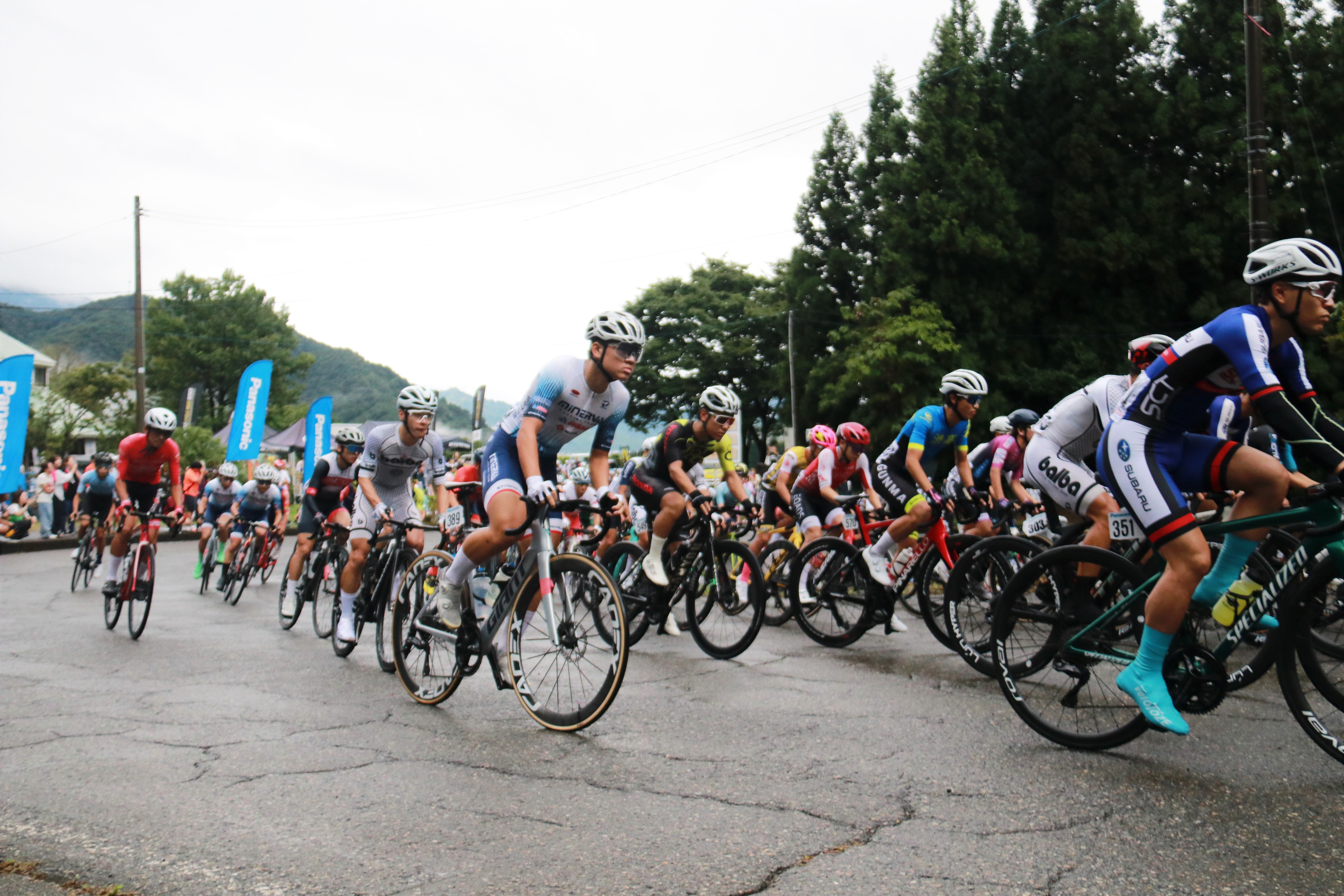 南魚沼ロードレースで三国川ダムを走る選手たち
