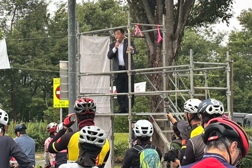 グルメライドであいさつをする林市長