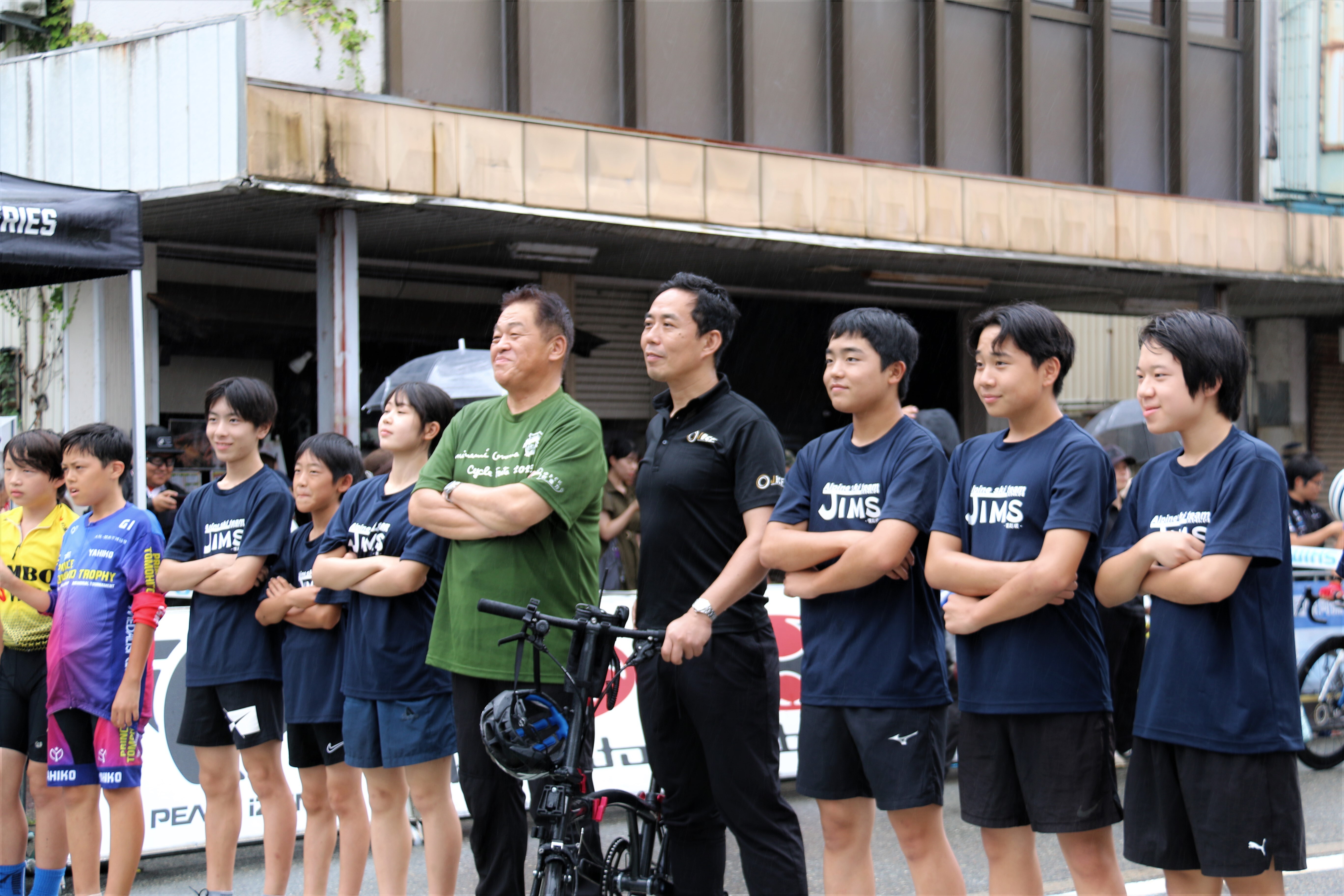 クリテリウムで記念撮影をする林市長