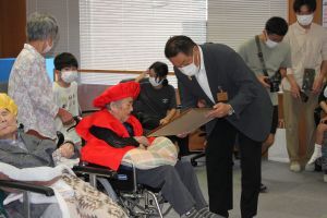 市長が祝い状を手渡す様子