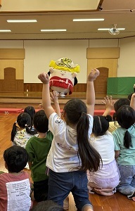 こめつぐ君と園児