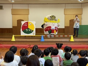 こめつぐ君と園児