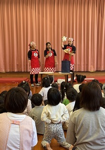 こめつぐ君と園児