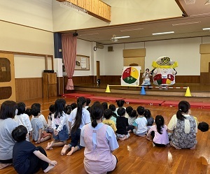 こめつぐ君と園児