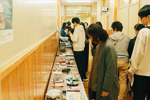 展示を見ているひとたち