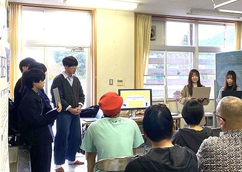 法政大学の学生が発表をする様子