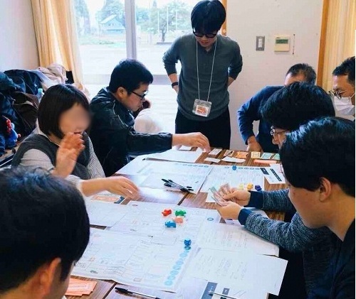 金融すごろくで遊ぶ様子