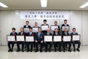 受賞者と林市長の集合写真