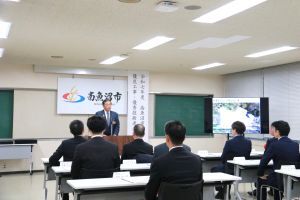 受賞者の前であいさつをする林市長