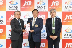 目録を贈呈する長岡信用金庫と、受け取る林市長