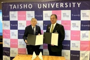 協定書を持つ林市長