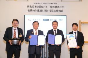 左から、小髙副市長、林市長、愛知ドビー株式会社の代表取締役社長土方さん、マーケティング本部長の石藤さん