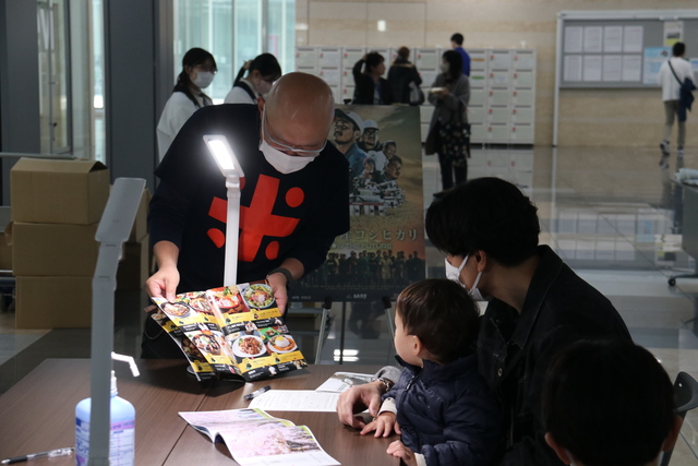 アンケートに答える様子