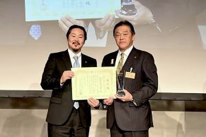 表彰状を受け取る林市長